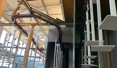 Strutture dei dispenser igienizzanti poste sul binario per la sabbiatura e la verniciatura a polvere.
