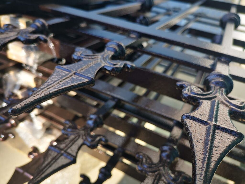 Cancello in ferro completamente sabbiato e verniciato a polvere presso Metal Paint grazie al Bonus 110%.