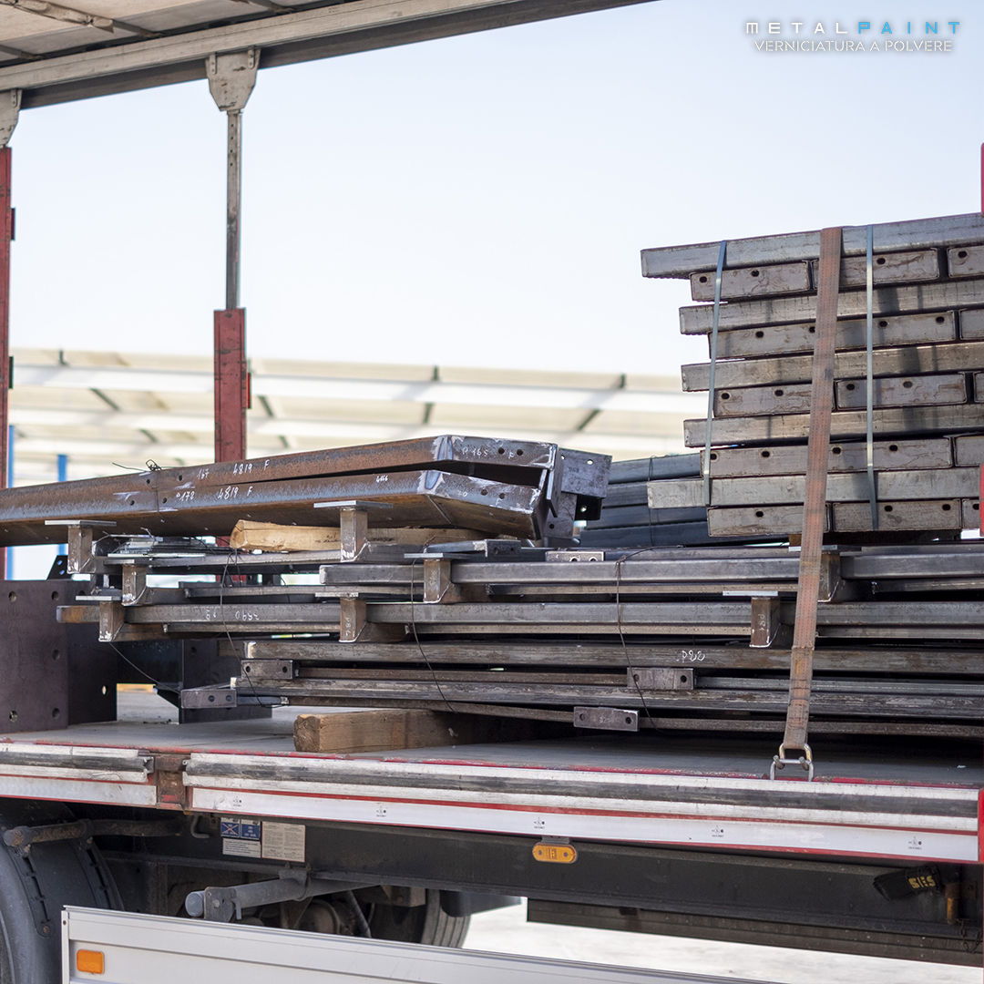 Furgone Metal Paint che effettua lo scarico di componenti metallici destinati alle lavorazioni industriali.
