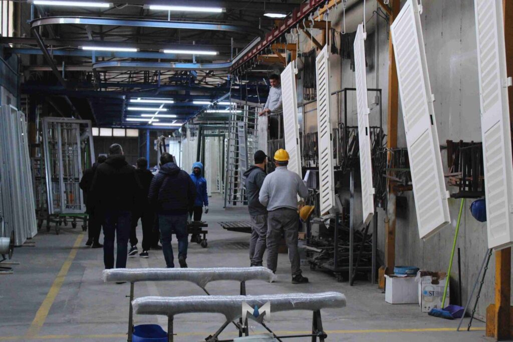 Porte metalliche verniciate a polvere, finitura resistente e uniforme.