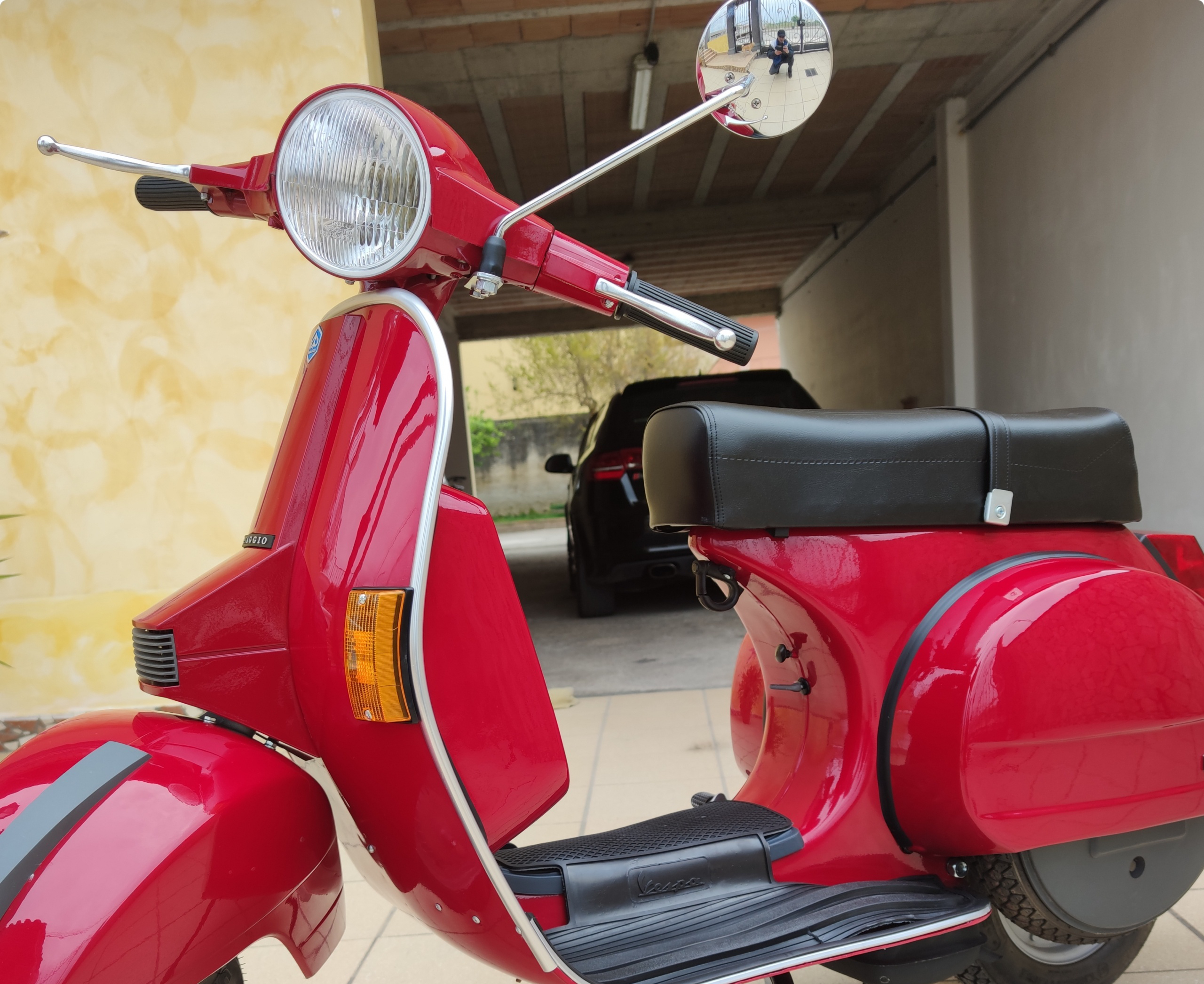 Vespa restaurata e verniciata dopo sabbiatura professionale presso Metal Paint Castel Volturno.