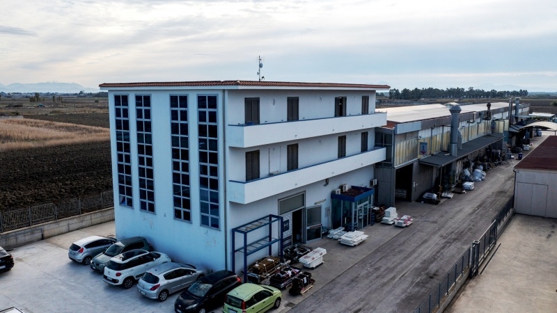 Veduta panoramica dell’esterno di Metal Paint, azienda specializzata in sabbiatura e verniciatura industriale di componenti metallici.